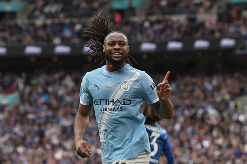 Antoine Semenyo, del Manchester City, celebra tras anotar el primer gol durante el partido de fútbol de la final de la Copa FA de Inglaterra entre el Chelsea y el Manchester City en Londres, el sábado 16 de mayo de 2026. (Foto AP/Richard Pelham)