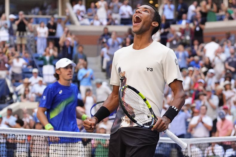 El canadiense Felix Auger-Aliassime reacciona después de derrotar al australiano Alex de Miñaur durante la ronda de cuartos de final del campeonato de tenis del Abierto de Estados Unidos, el miércoles 3 de septiembre de 2025, en Nueva York. (AP Photo/Yuki Iwamura)