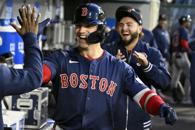 Tyler ONeill, de los Medias Rojas de Boston, celebra en la cueva luego de conectar un jonrón solitario en el segundo inning del duelo ante los Angelinos de Los Ángeles, el viernes 5 de abril de 2024 (AP Foto/Alex Gallardo)