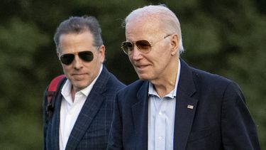 El presidente Joe Biden y su hijo Hunter Biden llegan a Fort McNair, el 25 de junio de 2023, en Washington. (Foto AP/Andrew Harnik, Archivo)