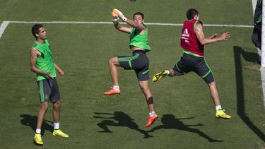 americateve | El jugador de M&eacute;xico, Javier Hern&aacute;ndez, centro, participa en un entrenamiento el domingo, 8 de junio de 2014, en Santos, Brasil. (AP Photo/Eduardo Verdugo)