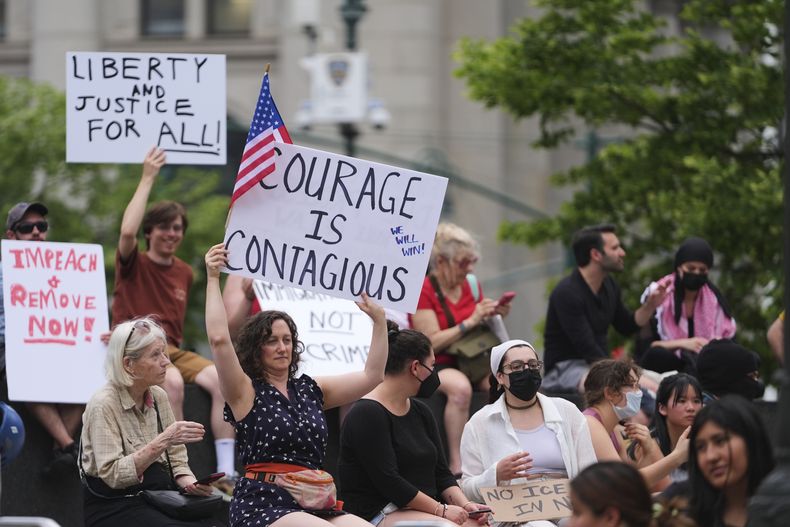 Manifestantes sostienen letreros durante una protesta contra las deportaciones realizadas por el Servicio de Inmigración y Control de Aduanas, el jueves 12 de junio de 2025, en Nueva York. (AP Foto/Frank Franklin II)