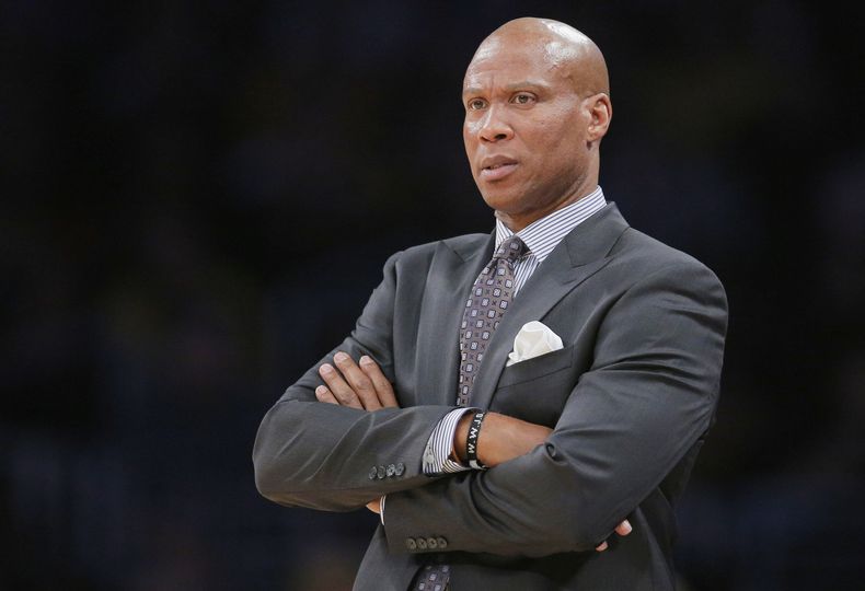 ARCHIVO - Byron Scott, entonces entrenador de los Lakers de Los Ángeles, dirige a su equipo durante un partido contra el Thunder de Oklahoma City, el miércoles 23 de diciembre de 2015 (AP Foto/Jae C. Hong, archivo)