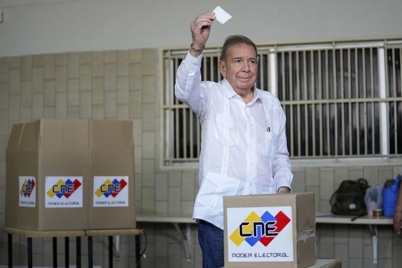 El candidato presidencial de la oposición, Edmundo González, muestra su papeleta mientras ejerce su voto en las elecciones presidenciales en Caracas, Venezuela, el domingo 28 de julio de 2024. (Foto AP/Matías Delacroix)