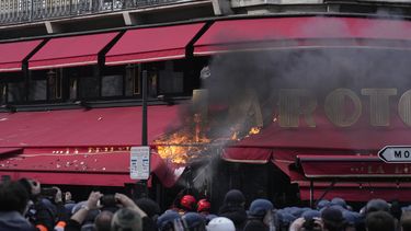 manifestantes irrumpen en el edificio de blackrock en paris y en el gran teatro de burdeos
