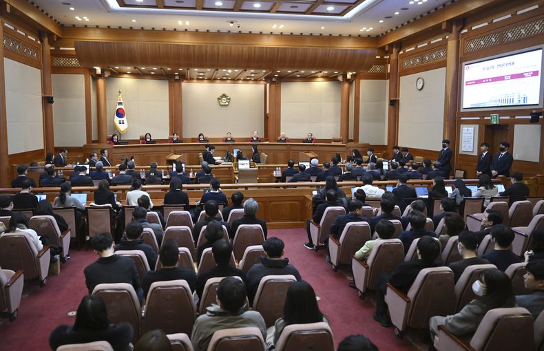 Los ocho jueces de la Corte Constitucional de Corea del Sur atienden la audiencia final sobre la imposición de la ley marcial de parte del presidente surcoreano Yoon Suk Yeol, en Seúl, Corea del Sur, el martes 25 de febrero de 2025. (Jung Yeon-je/Pool Photo vía AP)