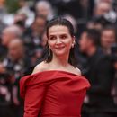 ARCHIVO - Juliette Binoche posa a su llegada a la ceremonia de premiación y al estreno de la película The Second Act durante el 77º festival internacional de cine, Cannes, sur de Francia, el martes 14 de mayo de 2024. (Foto Vianney Le Caer/Invision/AP, archivo)