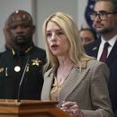 La fiscal general de Estados Unidos, Pam Bondi, anuncia el arresto de presuntos pandilleros que participaron en cuatro homicidios, el viernes 4 de abril de 2025, en Fort Lauderdale, Florida. (AP Foto/Marta Lavandier)