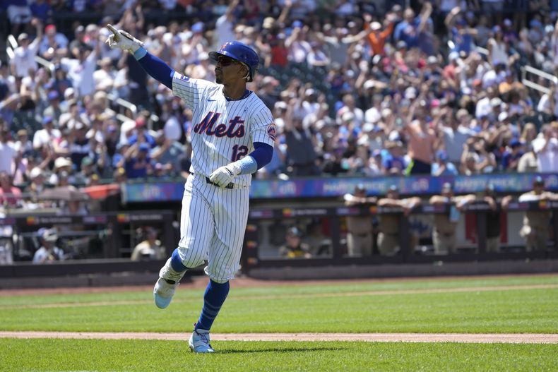 Francisco Lindor, de los Mets de Nueva York, celebra después de batear cuadrangular durante la primera entrada del juego de béisbol en contra de l os Padres de San Diego, el domingo 16 de junio de 2024, en Nueva York. (AP Foto/Pamela Smith)