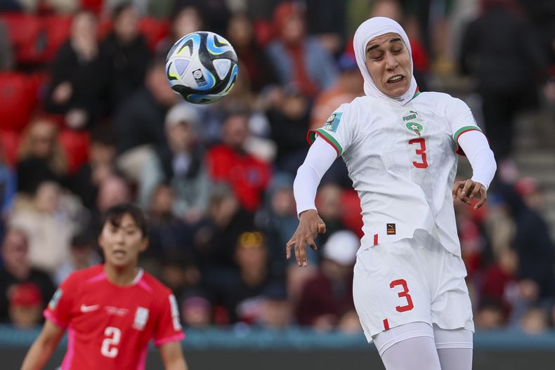 Nouhaila Benzina cabecea el balón durante la victoria de Marruecos por 1-0 ante Corea del Sur en el Mundial femenino, el domingo 30 de julio de 2023, en Adelaida. (AP Foto/James Elsby)