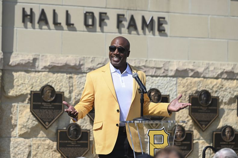 Barry Bonds, exjardinero de los Piratas de Pittsburgh, agradece al público durante una ceremonia en que ingresó al Salón de la Fama del club, el sábado 24 de agosto de 2024 (AP Foto/Barry Reeger)