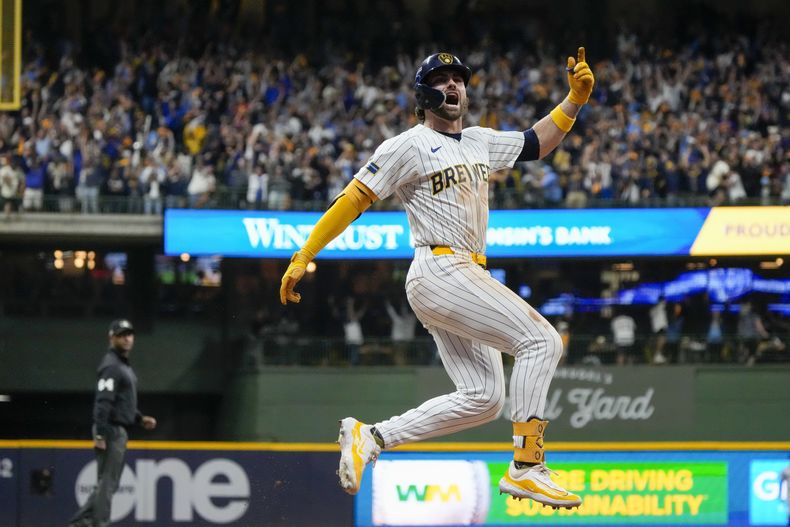 Garrett Mitchell, de los Cerveceros de Milwaukee, celebra después de batear cuadrangular de dos carreras durante la octava entrada del Juego 2 de la Serie de Comidines de la Liga Nacional en contra de los Mets de Nueva York, el miércoles 2 de octubre de 2024, en Milwaukee. (AP Foto/Morry Gash)