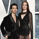 ARCHIVO - Joe Jonas, izquierda, y Sophie Turner aparecen en la fiesta de los Oscar de Vanity Fair el 12 de marzo de 2023 en Beverly Hills, California. (Foto Evan Agostini/Invision/AP, File)