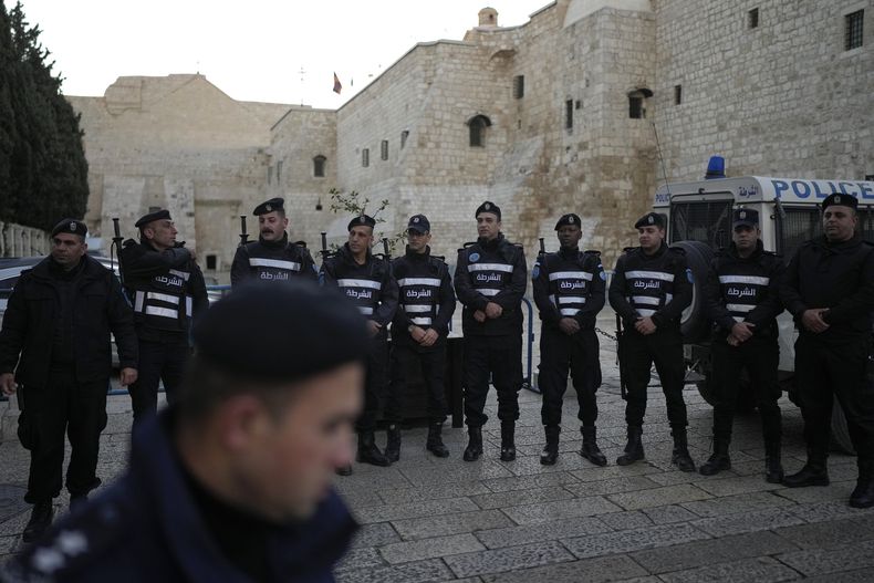 La policía palestina hace cola junto a la Iglesia de la Natividad, tradicionalmente considerada el lugar de nacimiento de Jesús, en la Víspera de Navidad, en la ciudad cisjordana de Belén, el martes 24 de diciembre de 2024. (AP foto/Matias Delacroix)