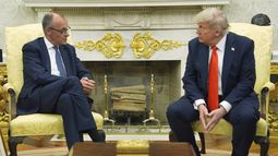 El presidente estadounidense Donald Trump con el canciller alemán Friedrich Merz en la Oficina Oval en la Casa Blanca en Washington el 5 de junio del 2025. (AP foto/Evan Vucci)