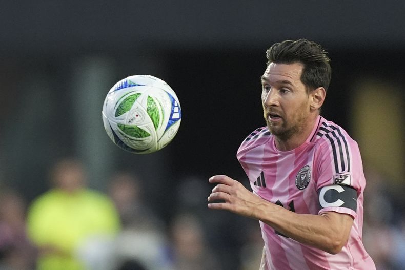 El argentino Lionel Messi, del Inter Miami, persigue un balón en el cotejo del sábado 31 de mayo de 2025, en Fort Lauderdale, Florida, ante el Crew de Columbus. (AP Foto/Rebecca Blackwell)