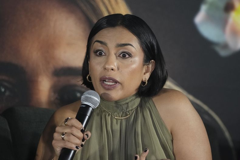 La actriz Adriana Paz da una conferencia de prensa para promocionar la película Emilia Pérez, en la Ciudad de México, el miércoles 15 de enero de 2025. (Foto AP/Eduardo Verdugo)