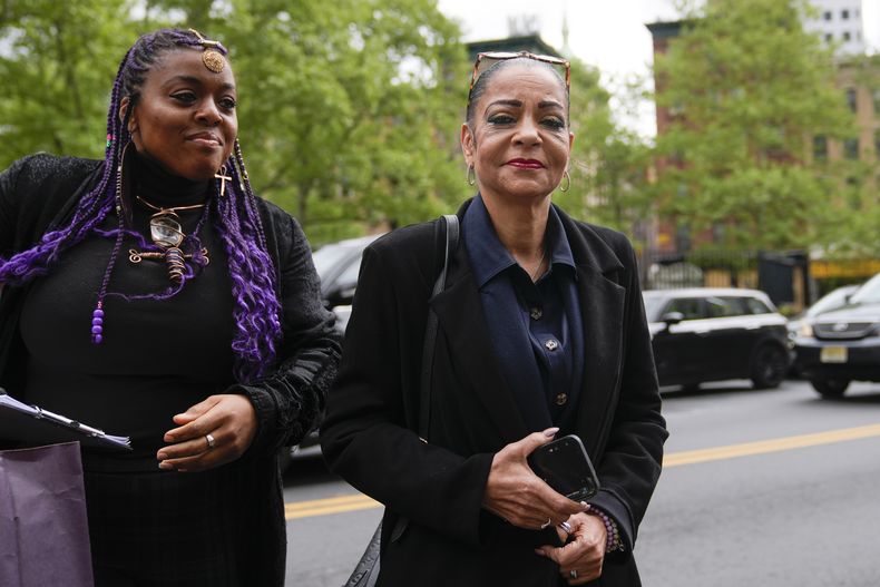Kathryn Townsend Griffin, hija del cantautor Ed Townsend, llega a la Corte Federal de Nueva York durante su juicio por violaciones a los derechos de autor contra el cantante Ed Sheeran, el jueves 4 de mayo de 2023 en Nueva York. Un jurado federal concluyó que Sheeran no plagió componentes clave del clásico de Marvin Gaye de la década de 1970 Lets Get It On cuando creó su éxito Thinking Out Loud. (Foto AP/John Minchillo)