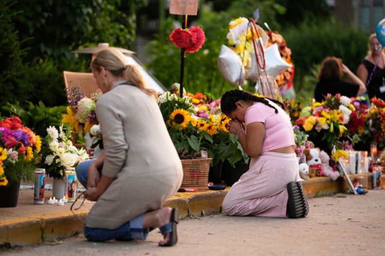 ARCHIVO – Varias personas oran en un monumento improvisado en la iglesia católica de la Anunciación, un día después del tiroteo ocurrido en una escuela, el 28 de agosto de 2025, en Minneapolis. (AP Foto/Abbie Parr, Archivo)