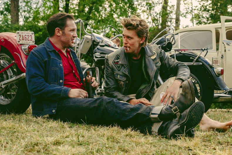 Esta imagen proporcionada por Focus Features muestra a Tom Hardy, izquierda, y Austin Butler en una escena de The Bikeriders. (Focus Features via AP)