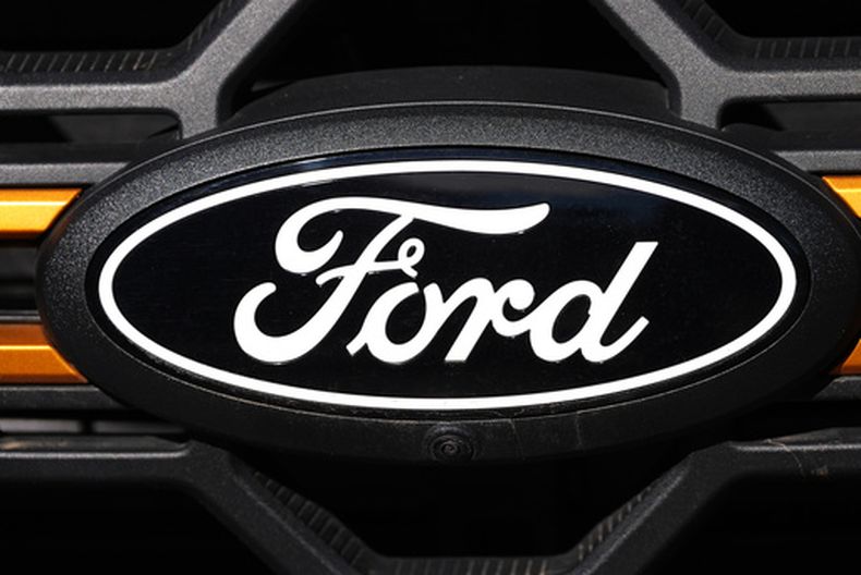 El logo de la Ford en un concesionario en Littleton, Colorado, el 2 de noviembre del 2025. (AP foto/David Zalubowski)
