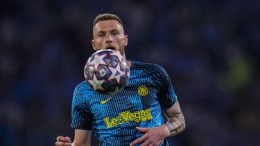 Milan Skriniar, del Inter de Milán, calienta antes de la final de la Liga de Campeones en partido entre Manchester City e Inter de Milán en el estadio Olímpico Ataturk, en Estambul, Turquía, el sábado 10 de junio de 2023. Skriniar llega al PSG como transferencia libre el jueves 6 de julio de 2023. (AP Foto/Manu Fernandez)