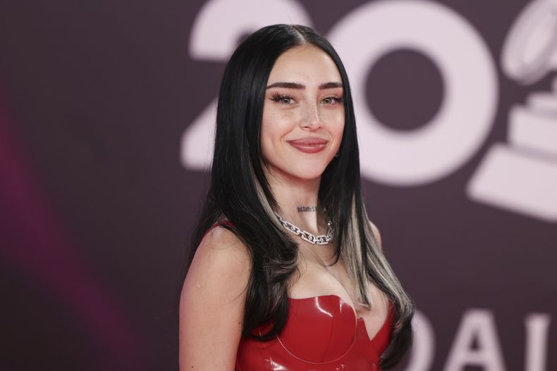 ARCHIVO - Nicki Nicole llega a la 24a entrega anual del Latin Grammy en Sevilla, España, el jueves 16 de noviembre de 2023. Nicole emprenderá su primera gira por Estados Unidos en la segunda mitad de 2024. (Foto Vianney Le Caer/Invision/AP, archivo)