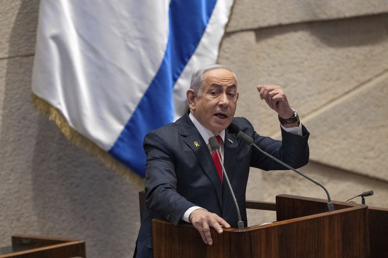 El primer ministro de Israel, Benjamin Netanyahu, se dirige a los legisladores en la Knéset, el parlamento israelí, en Jerusalén, el lunes 18 de noviembre de 2024. (AP Foto/Ohad Zwigenberg)