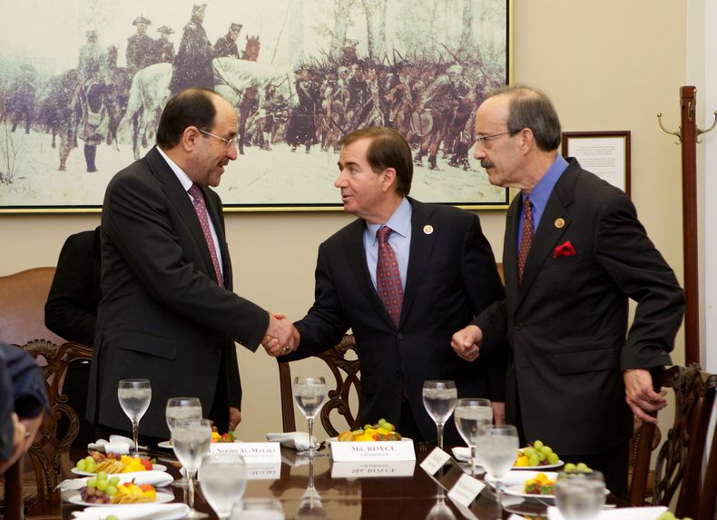 El primer ministro de Irak, Nouri al-Maliki (izquierda) recibe el saludo del presidente de la Comisi&oacute;n de Asuntos Exteriores de la C&aacute;mara, el representante Ed Royce (centro), republicano por California, y el dem&oacute;crata de m&aacute;s ra