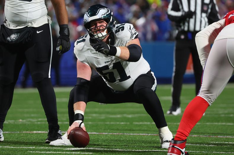 ARCHIVO - Foto del 28 de diciembre del 2025, el center de los Eagles de Filadelfia Cam Jurgens en posición para el encuentro ante los Bills de Buffalo. (AP Foto/ Jeffrey T. Barnes, Archivo)