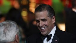 Hunter Biden habla con un invitado antes de que el presidente Joe Biden ofrezca un brindis durante una cena de Estado en honor del primer ministro indio Narendra Modi, el jueves 22 de junio de 2023, en la Casa Blanca en Washington. (AP Foto/Susan Walsh)