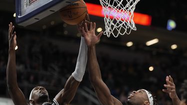 Spurs sobreviven a ofensiva final y vencen 137-134 a Pacers