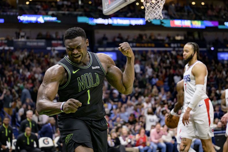Zion Williamson (1), de los Pelicans de Nueva Orleans, reacciona después de encestar una canasta en contra de los Clippers de Los Angeles, durante la segunda mitad del juego de baloncesto de la NBA, el viernes 15 de marzo de 2024. (AP Foto/Matthew Hinton)
