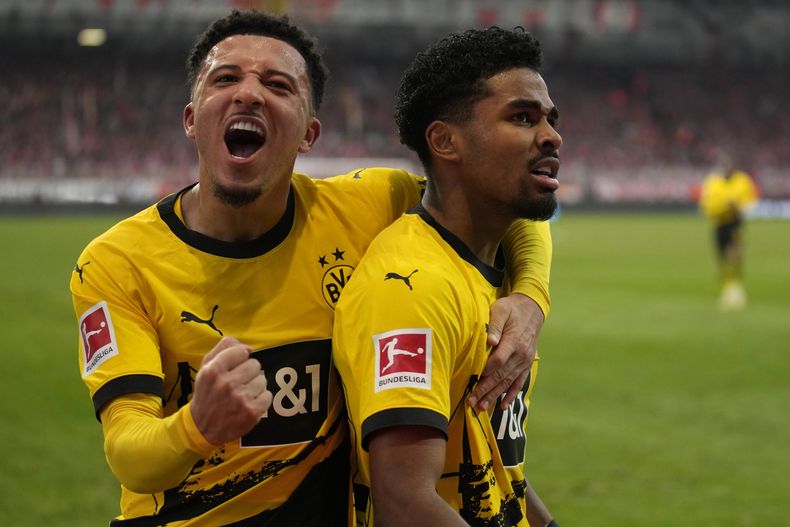 Jadon Sancho e Ian Maatsen del Borussia Dortmund celebran tras el gol de Maatsen en el encuentro de la Bundesliga ante el Unión de Berlín el sábadom 2 de marzo del 2024. (AP Foto/Ebrahim Noroozi)