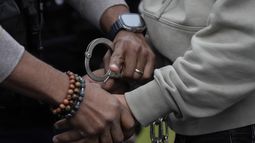 Un agente estadounidense de inmigración arresta a Wilmer Patricio Medina-Medina en el Bronx en la ciudad de Nueva York el 17 de diciembre del 2024.. (AP foto/Julia Demaree Nikhinson)