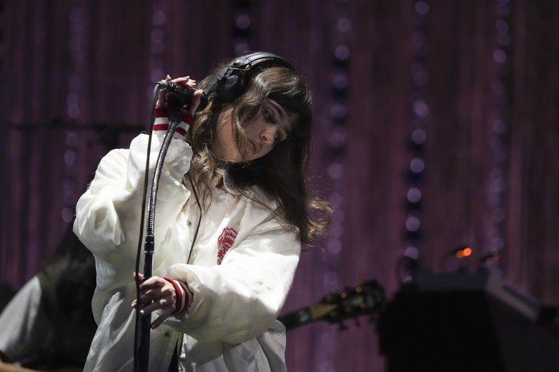 Claire Cottrill de Clairo durante su presentación en el festival Corona Capital en la Ciudad de México, el viernes 15 de noviembre de 2024. (Foto AP/Eduardo Verdugo)