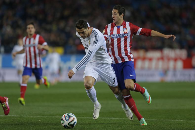 El jugador de Atl&eacute;tico de Madrid, Javi Manquillo, derecha, disputa un bal&oacute;n con el jugador de Real Madrid, Cristiano Ronaldo, en un partido por la Copa del Rey el martes, 11 de febrero de 2014, en Madrid. (AP Photo/Andres Kudacki)
