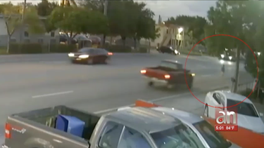 desgarradoras imagenes cuando mujer es impactada por un auto y el chofer se da a la fuga