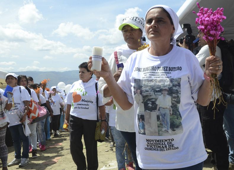 ARCHIVO - Blanca Nidia Pérez, que lleva una camiseta con la imagen de su hermano desaparecido, acude a una ceremonia para recordar a los desaparecidos e impulsar su búsqueda en La Escombrera, a las afueras de Medellín, Colombia, el 27 de julio de 2015. (AP Foto/Luis Benavides, Archivo)