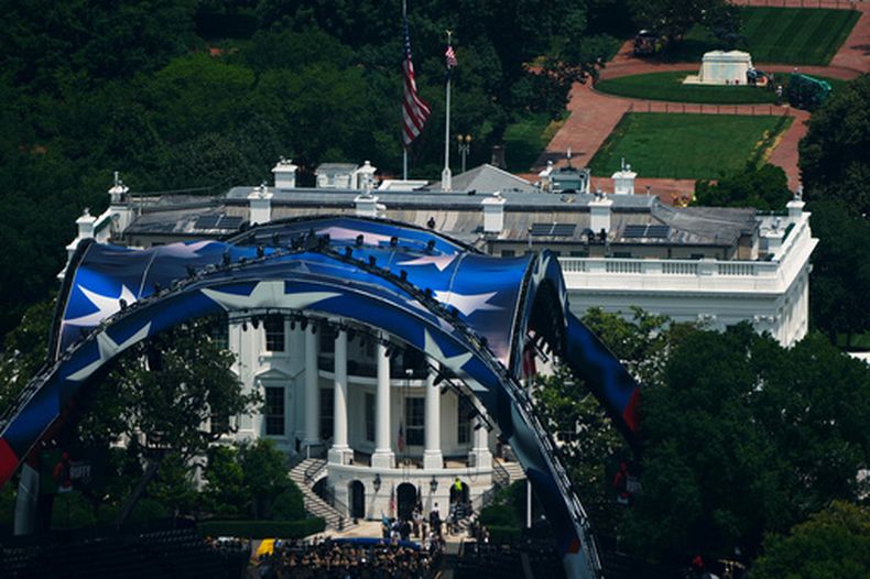 La arena para el evento de lucha UFC Freedom 250 en el Jardín Sur de la Casa Blanca en Washington, el jueves 11 de junio de 2026. (AP Foto/Julia Demaree Nikhinson)