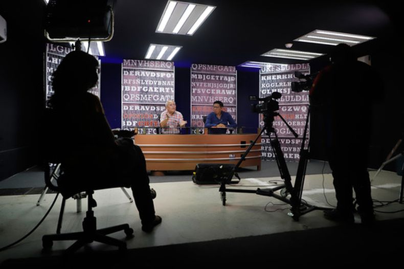 Jorge Luis González, exdirector del periódico independiente Tribuna -a la izquierda-, y el periodista Lorenzo Chim Caamal conducen el programa Expediente en Campeche, México, el jueves 17 de septiembre de 2026. (AP Foto/Martín Zetina)