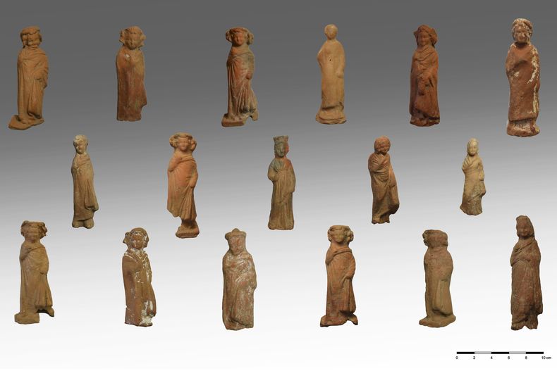 La foto sin fecha distribuida por el ministerio de Cultura griego el miércoles 7 de junio de 2023 muestra estatuillas de arcilla de niños y niñas excavadas en la isla griega de Kythnos, en el mar Egeo. Los arqueólogos que excavan un santuario en la isla de Kythnos, en el mar Egeo, han encontrado innumerables ofrendas de arcilla depositadas por fieles durante siglos en la antigüedad, informó el ministerio de Cultura el miércoles. (Ministerio de Cultura de Grecia via AP)
