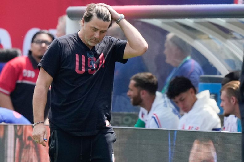 El entrenador de la selección de Estados Unidos, el argentino Mauricio Pochettino, durante la primera mitad del partido amistoso contra Alemania, el sábado 6 de junio de 2026, en Chicago. (AP Foto/Nam Y. Huh)