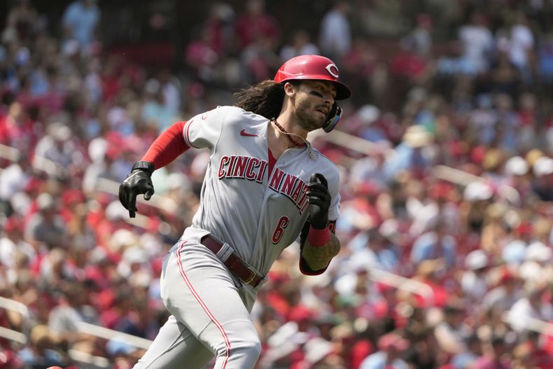 Jonathan India, de los Rojos de Cincinnati, conecta un doblete en el séptimo inning del partido ante los Cardenales de San Luis, el sábado 10 de junio de 2023, en San Luis. (AP Foto/Jeff Roberson)