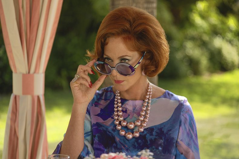 En esta imagen proporcionada por Apple TV+, Allison Janney en una escena de la serie Palm Royale. (Apple TV+ via AP)