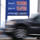 Un vehículo pasa junto a un cartel con precios de combustible en una gasolinera en Filadelfia, el viernes 27 de marzo de 2026. (AP Foto/Matt Rourke)