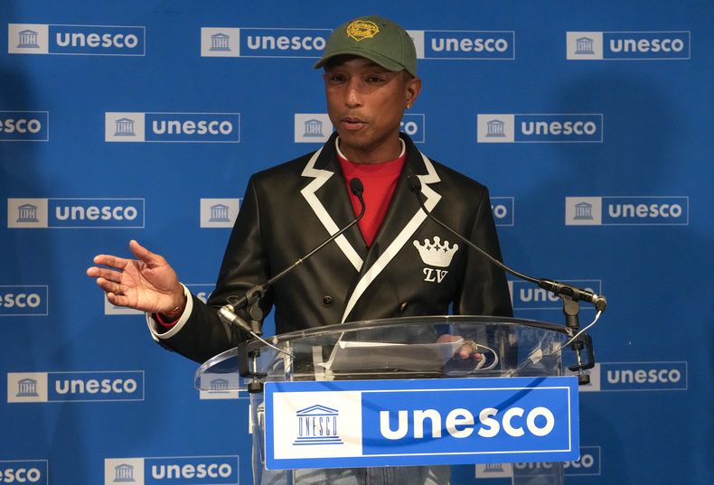 Pharrell Williams hace un gesto mientras habla después de ser nombrado Embajador de Buena Voluntad de la UNESCO para las Artes, la Educación y el Emprendimiento en la sede de la UNESCO en París, el martes 17 de diciembre de 2024. (Foto AP/Michel Euler)