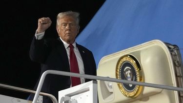 El presidente estadounidense Donald Trump se sube al Air Force One en la Base Aérea de Nueva Orleans, el 9 de febrero del 2025. (AP foto/Ben Curtis)