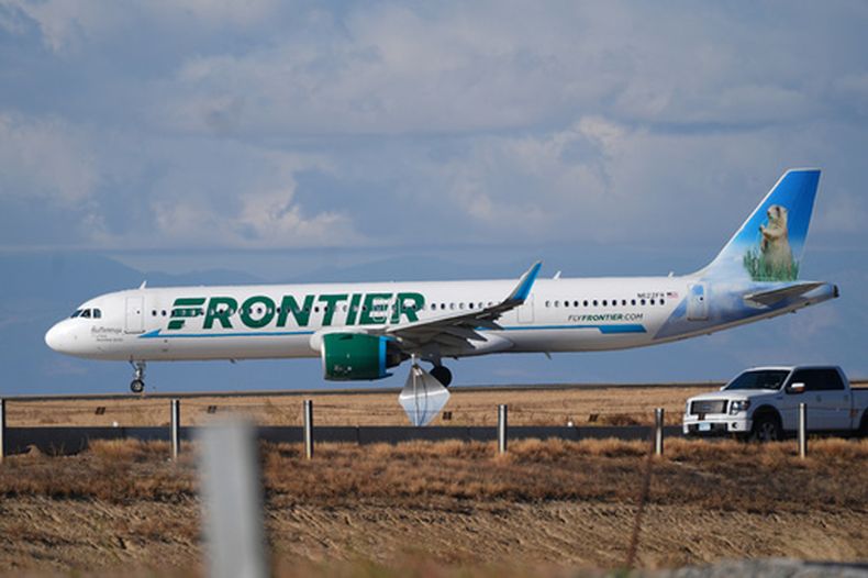 ARCHIVO - Un avión de Frontier Airlines avanza por una pista del aeropuerto internacional de Denver el 25 de noviembre de 2025. (Foto AP/David Zalubowski, Archivo)
