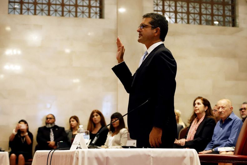 MIA16. SAN JUAN (PUERTO RICO), 08/02/2019.- El abogado Pedro Pierluisi (c) levanta su mano derecha durante una vista publica en la Cámara Baja de Puerto Rico, este viernes en San Juan (Puerto Rico). Pierluisi, nominado como secretario de Estado de Puer